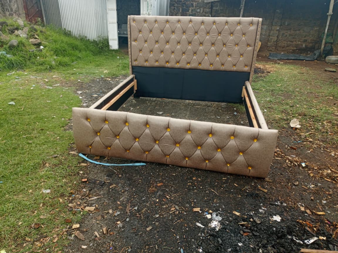 Deep buttoned 5*6 Bed