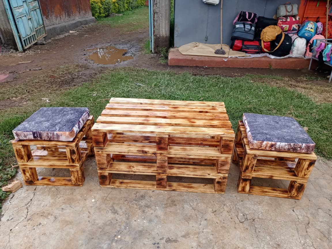 Pallet coffe set of 2 stools